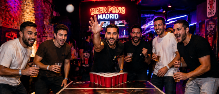 Groupe jouant au beer pong à Madrid lors d’un EVG dans une ambiance festive