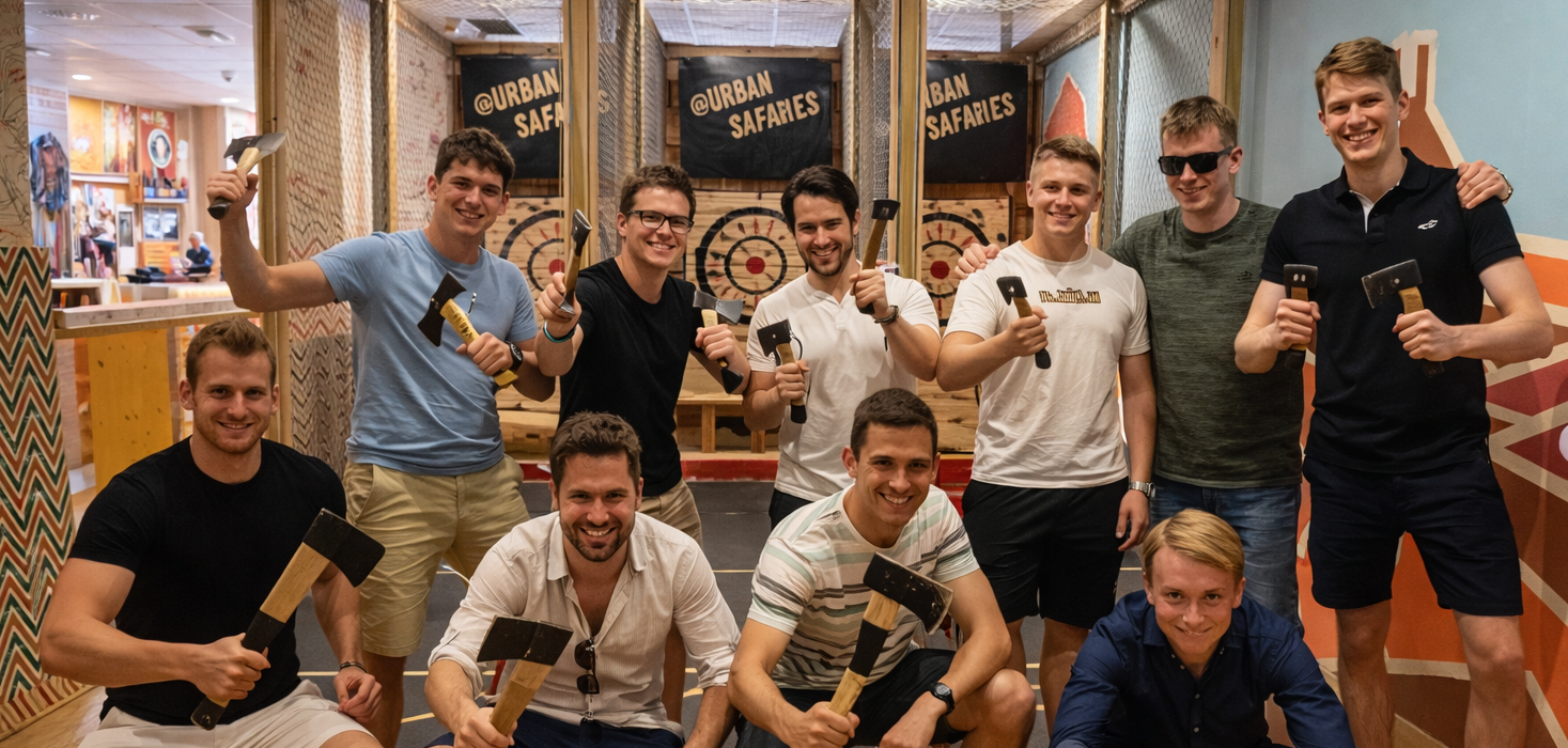 Groupe d’amis participant à une activité de lancer de hache à Madrid pour un EVG