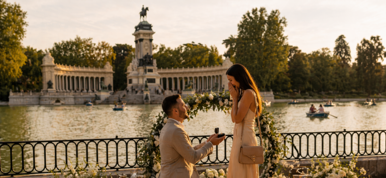 Demande en mariage romantique au parc du Retiro à Madrid avec décoration florale et coucher de soleil