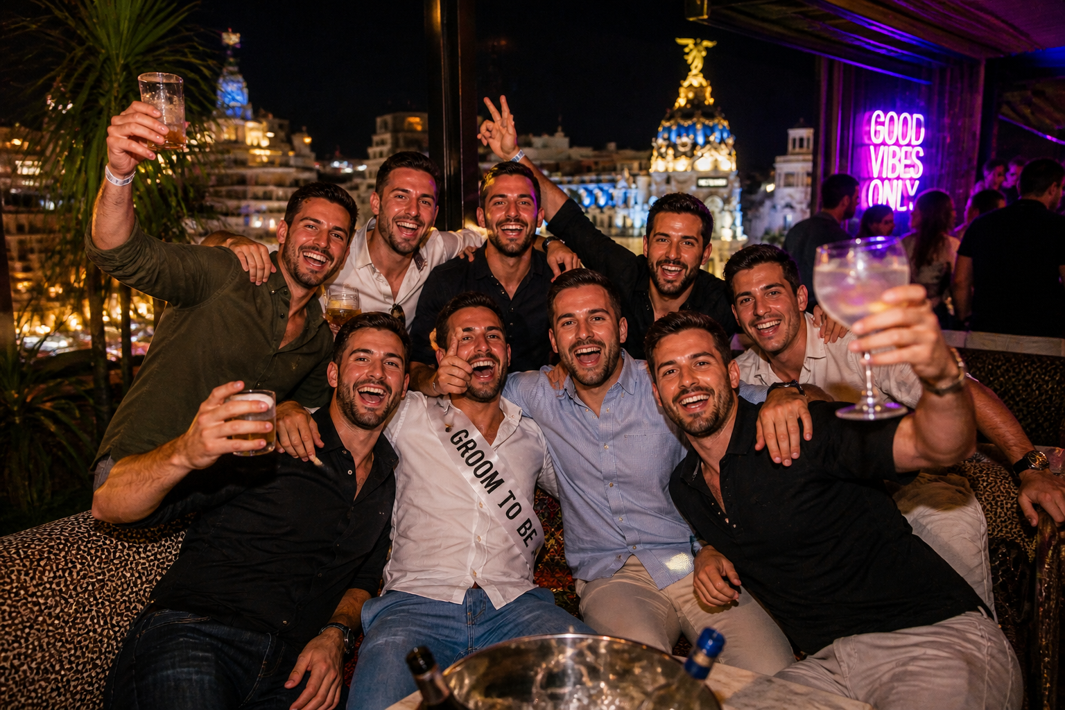 Groupe d’amis en soirée EVG à Madrid dans un bar festif